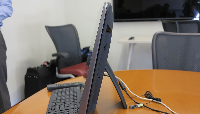 Illustration for article titled Hands On: Toshiba's New All-in-One Feels Great, Looks Average